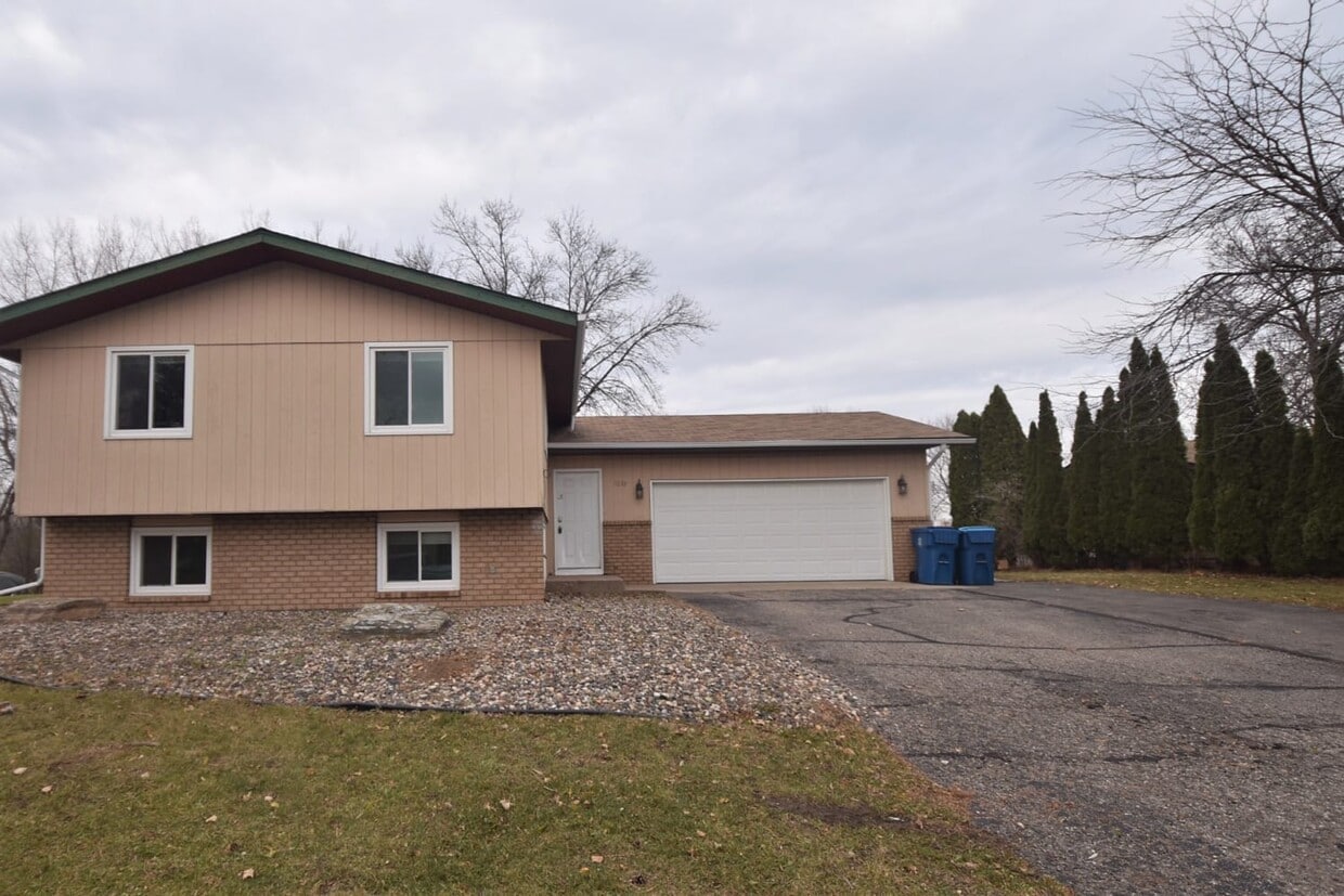 7635 Upper 167th St W House Rental in Lakeville, MN