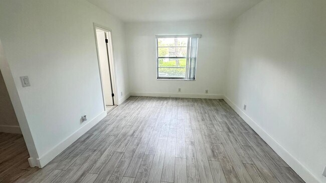 Building Photo - 9991 Three Lakes Cir