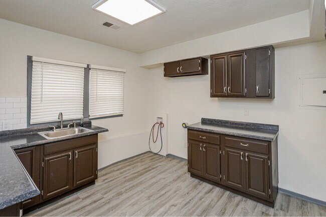 Building Photo - 423 Langdon St