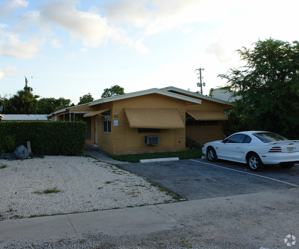 Primary Photo - 421-501 SE 22nd St