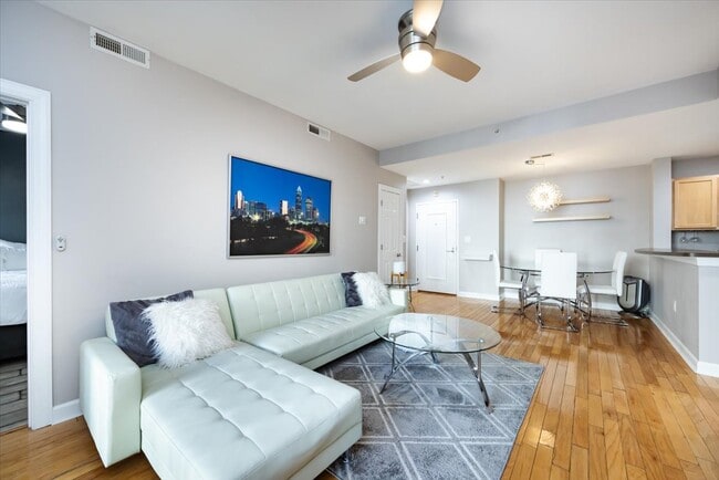 Building Photo - 718 W Trade St