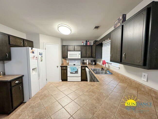 Foto del edificio - Spacious 3 Bedroom Home in Mary Esther - Minutes from Beaches & Hurlburt Field!