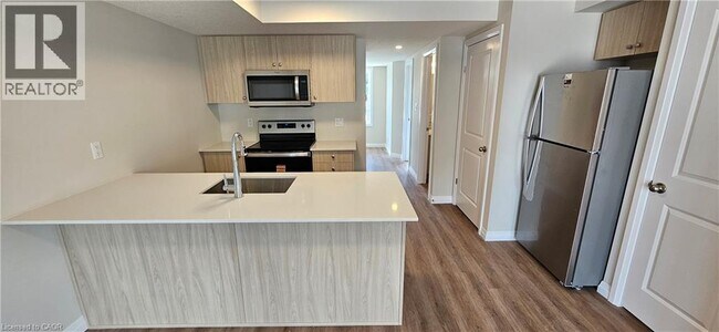 Photo du bâtiment - 410 Northfield Dr W
