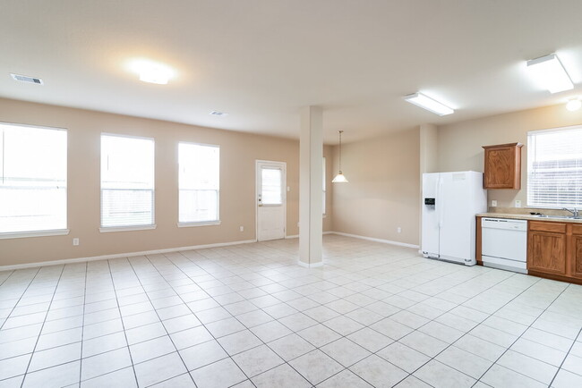 Foto del edificio - 6831 Silver Shores Ln