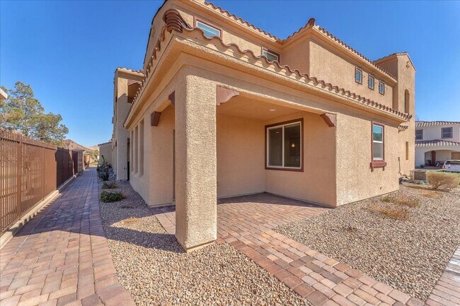 Foto del edificio - 4-Bedroom Tuscany Townhome with Strip & Golf Course Views