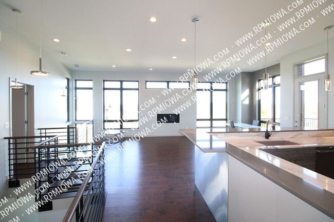 Building Photo - 725 Indian Ridge Drive