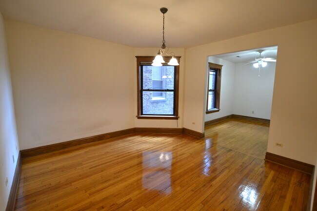 Foto del edificio - 3122 N California Ave