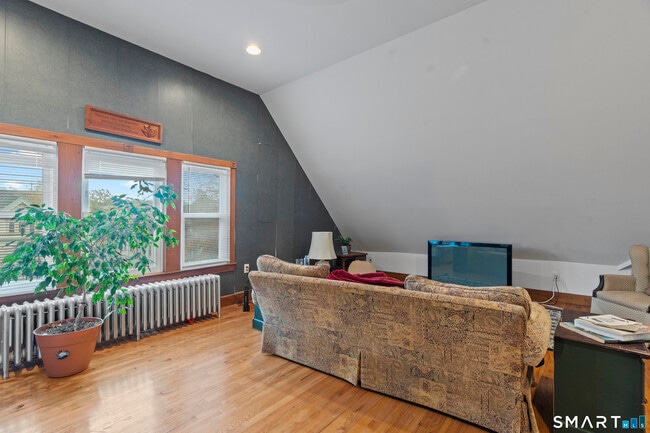 Building Photo - 136 Edwards St