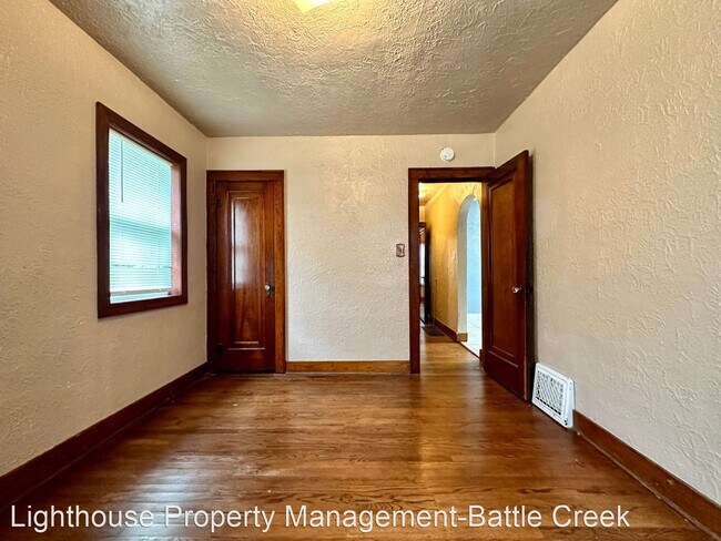 Building Photo - 2 br, 2 bath House - 21 E Goodale Ave
