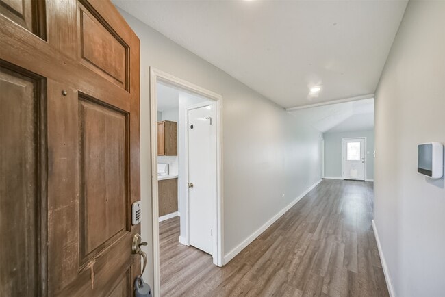 Building Photo - 1021 N Sunset Dr