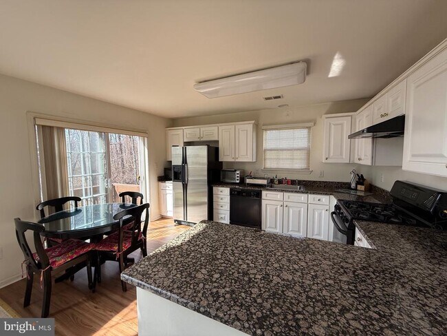 Foto del edificio - 256 Fountayne Ln