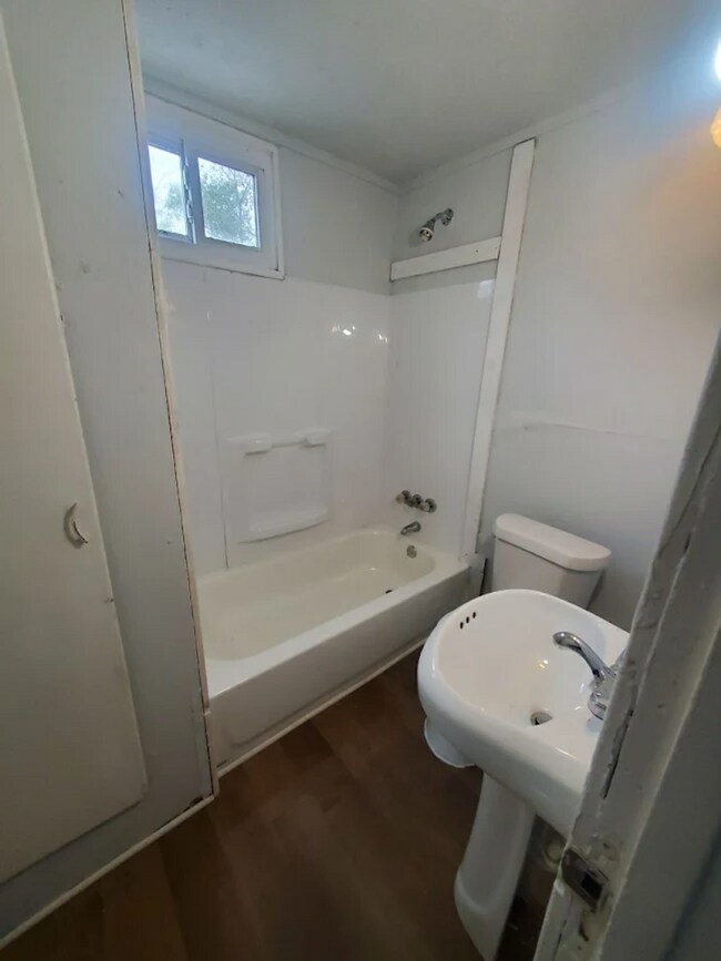 Foto del edificio - Charming 3-Bedroom Property in Prime Location