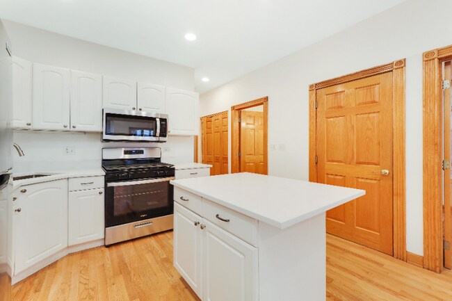 Foto del edificio - 2425 N Greenview Ave