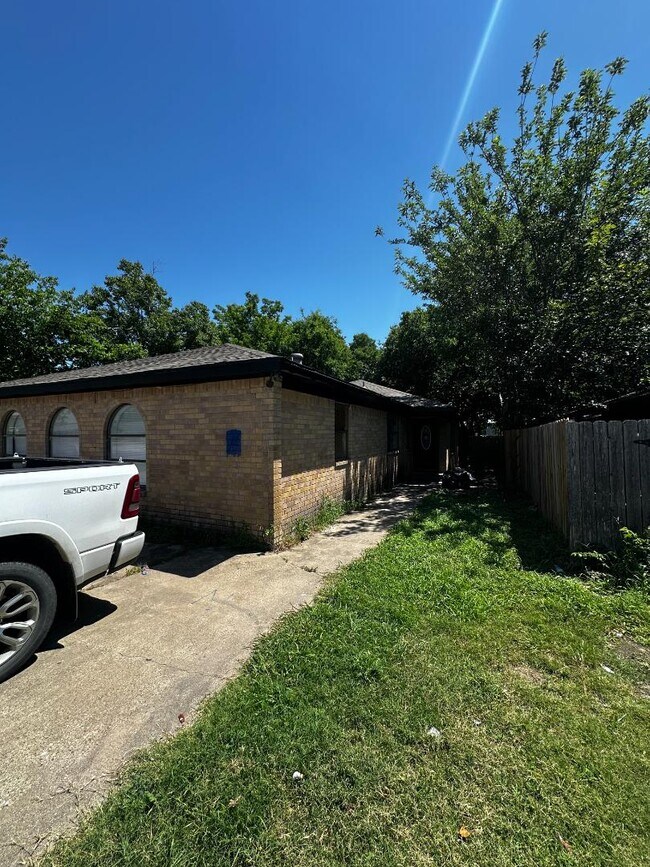 Building Photo - 2463 Fort Worth St
