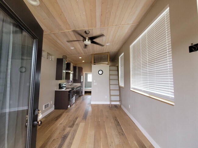 Building Photo - 205 Cottage Ln