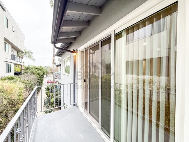 Foto del edificio - 5917 Laurel Canyon Blvd