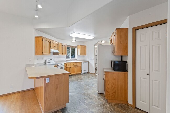 Foto del edificio - 3 Bed 2 Bath - Pet Friendly - Fenced Backyard - NAS  Whidbey