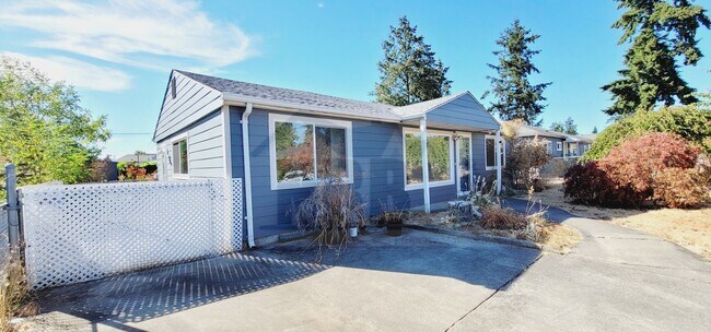 Building Photo - Absolutely Gorgeous 3 bd, 1 ba House locat...