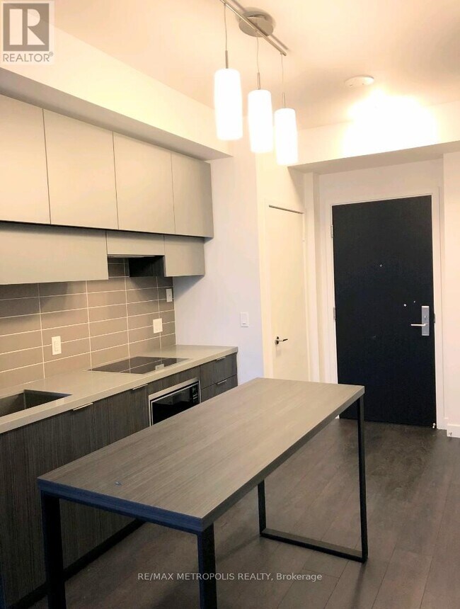 Photo du bâtiment - 8 Eglinton Ave E