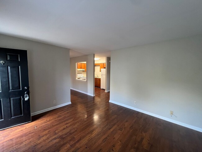 Building Photo - 2BR 1BA Duplex on Ridgely Road in Murfrees...