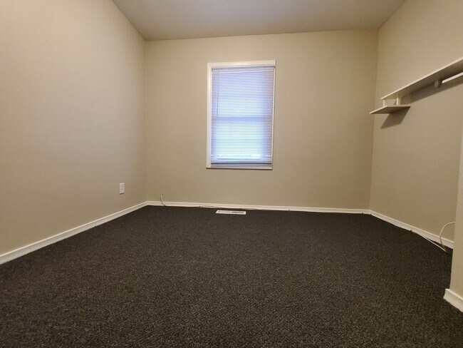Building Photo - 3 Bed 1 Bath Home