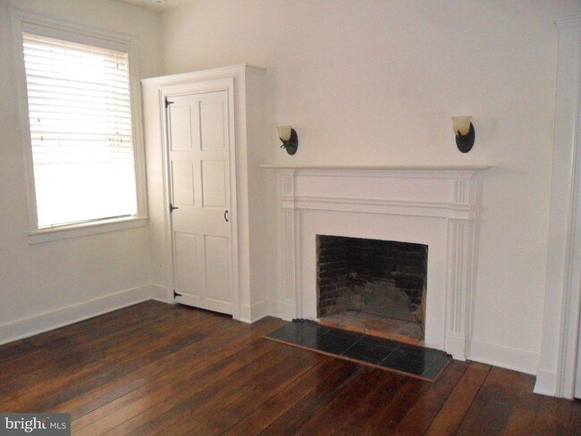Building Photo - 144 E 3rd St