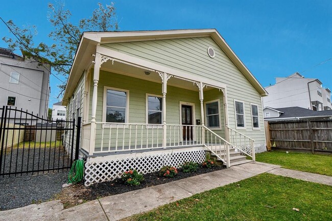 Building Photo - 1611 Alamo St