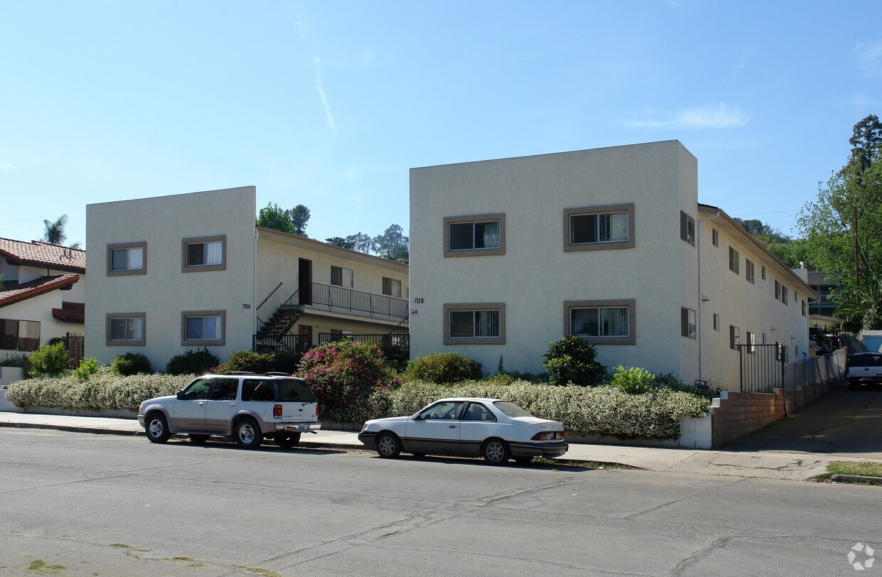 Primary Photo - 711 E Pleasant St