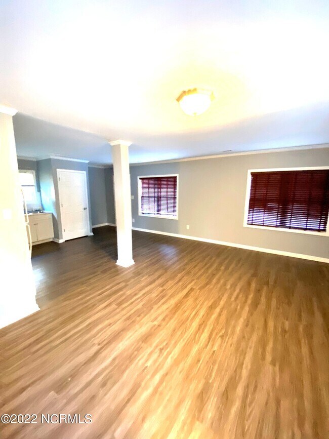 Foto del edificio - 400 Country Club Rd