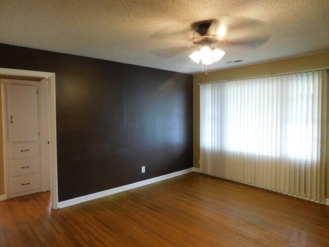 Foto del edificio - Beautifully remodeled 3 bedroom/1 bath hom...