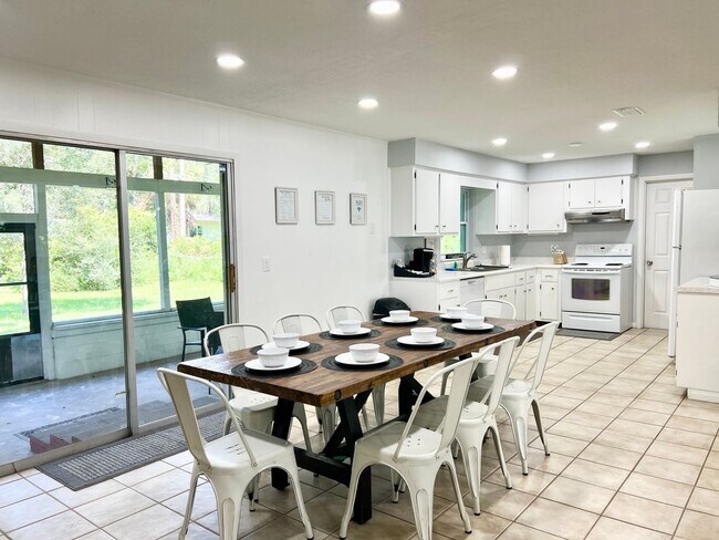 Building Photo - Beautiful 4/2 in Lakewood Estates