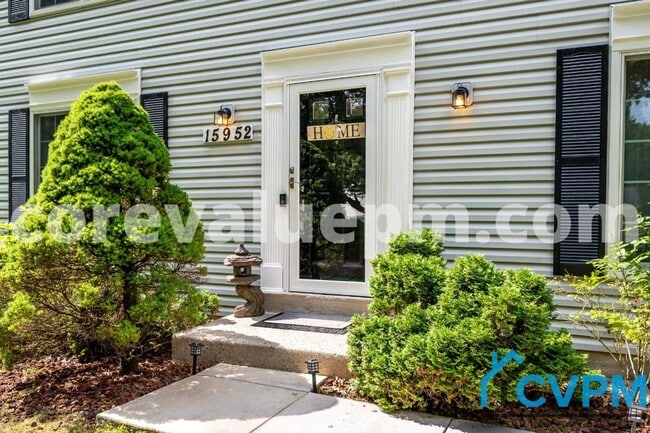 Building Photo - 15952 Alameda Dr