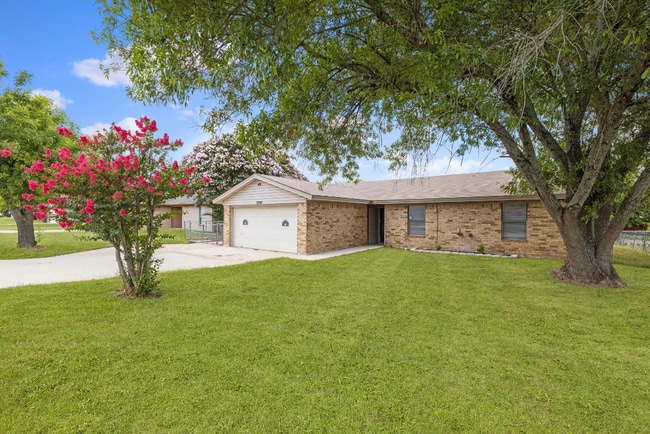 Building Photo - 2205 Lamplight Dr