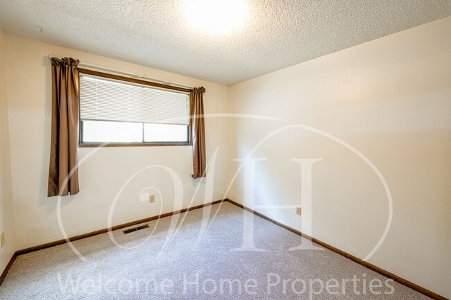 Building Photo - Great 2 Bedroom Condo with Storage and Out...