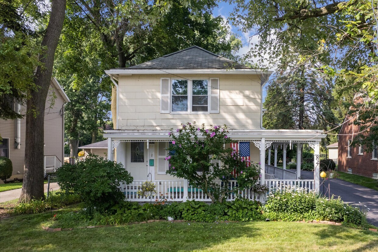 84 Vernier Rd Unit 2F, Grosse Pointe Shores, MI 48236 Apartments in