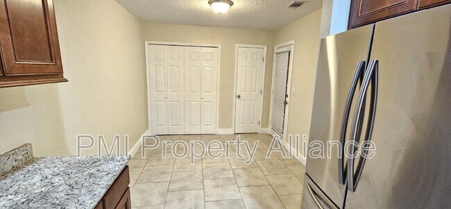 Foto del edificio - 703 Sunbury Ct