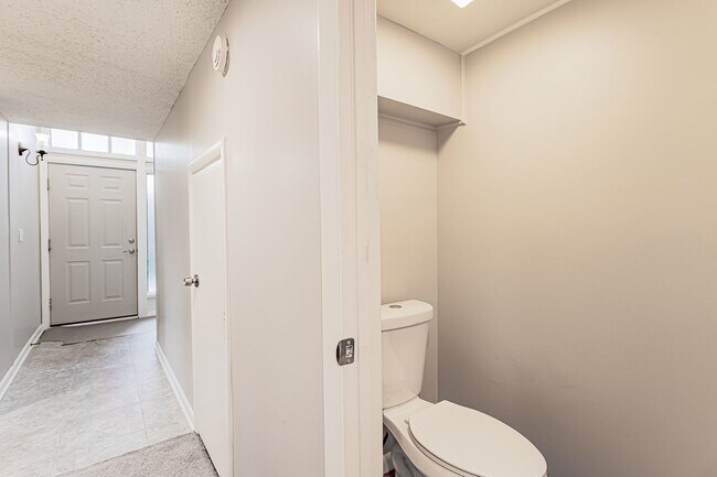 Foto del edificio - Price Improvement! Well Maintained Townhom...
