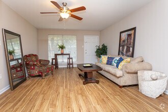 2 BR, 1 BA - 915 SF - Park Regency