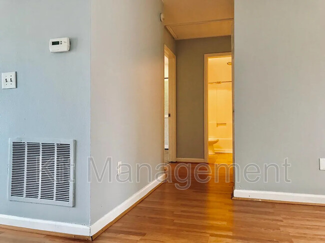 Foto del edificio - 6055 Lewis Ave