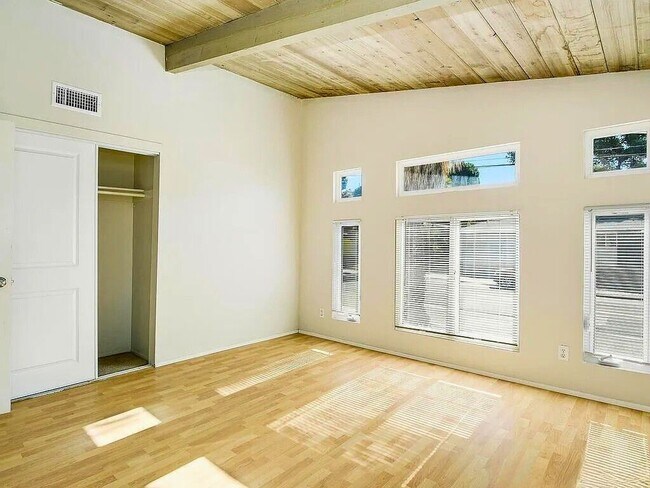 Building Photo - 5442 Baja Dr