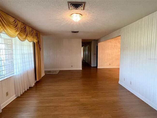 Building Photo - 930 Crenshaw Lake Rd