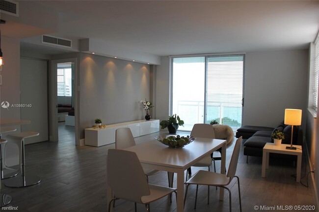 Building Photo - 1 br, 1 bath  - 3301 NE 5th Ave Apt 804