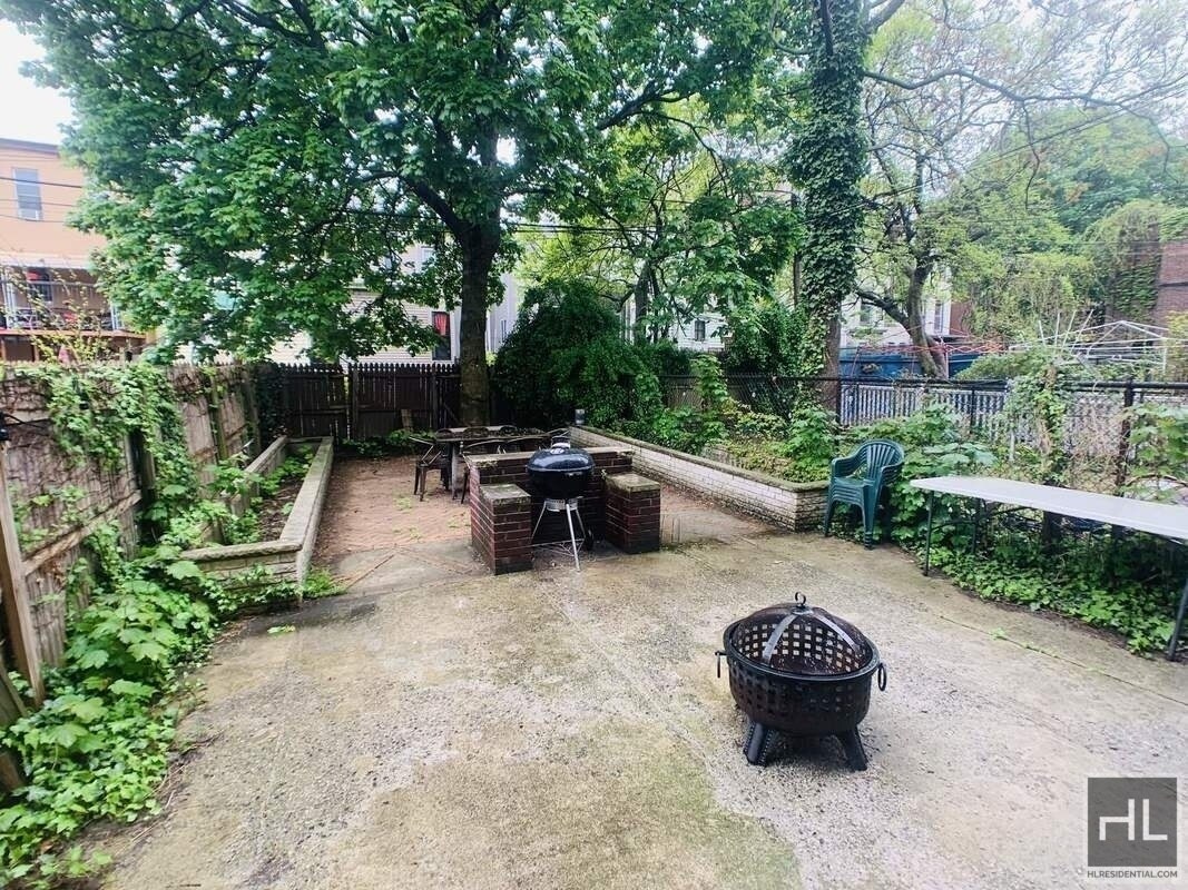 Primary Photo - 418 Macdonough Street