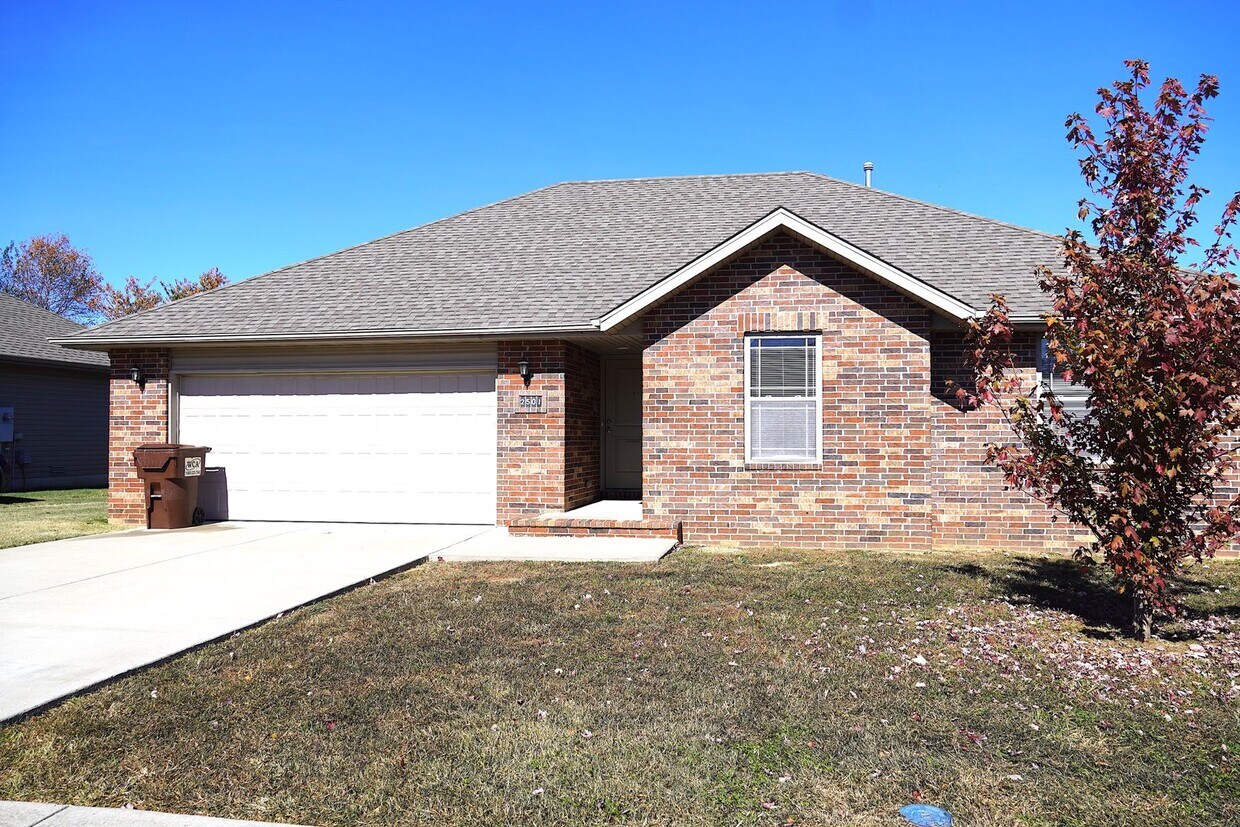Foto principal - 3 Bedroom 2 bathroom home