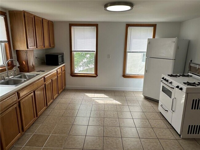Building Photo - 177 Boyden St
