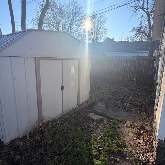 Building Photo - 2216 N Oak St