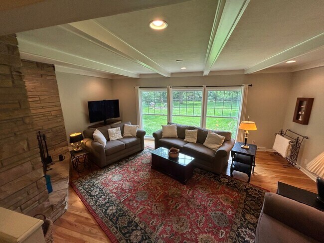 Foto del edificio - Furnished 3 Bedroom With Tons of Space!!