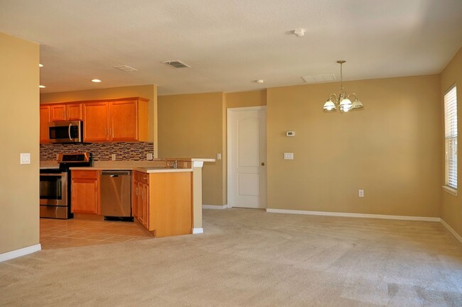 Foto del edificio - Updated and Spacious 2/2 Townhome with gar...