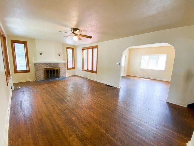 Foto del edificio - 4 Bedroom 1 Bath Near Campus