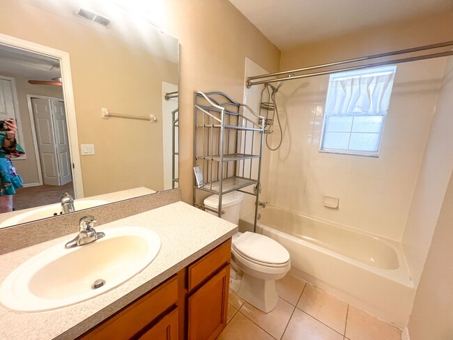 Foto del edificio - MOVE IN MAY-Water & electricity included 1x1 above garage apartment!! Full kitchen & bathroom!! W...